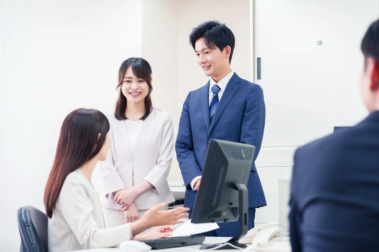 会社の結婚報告はいつ？上司や同僚へのタイミングやマナー、例文も