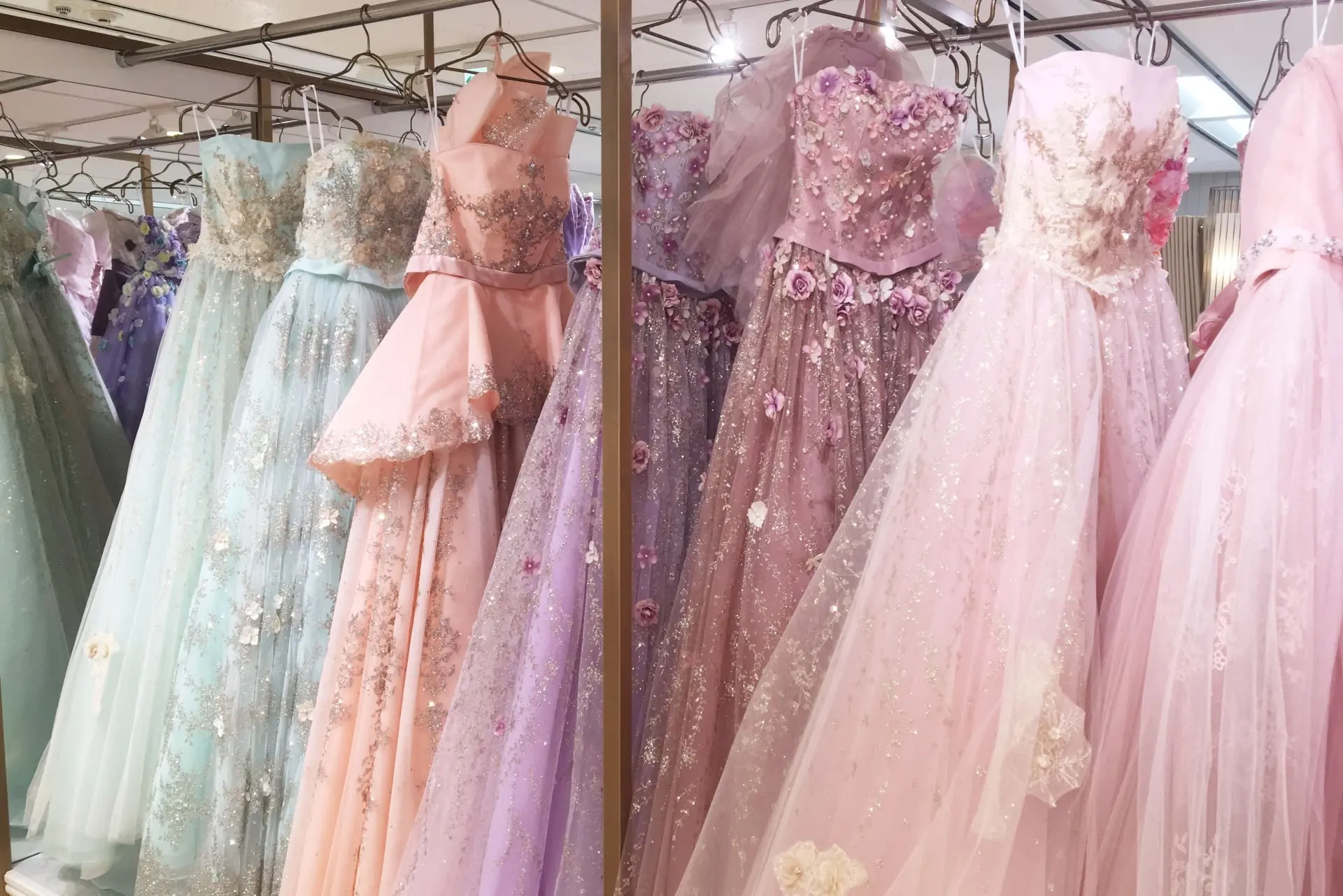 パーソナルカラー診断でウェディングドレスを選ぼう！花嫁のトータルコーデも解説