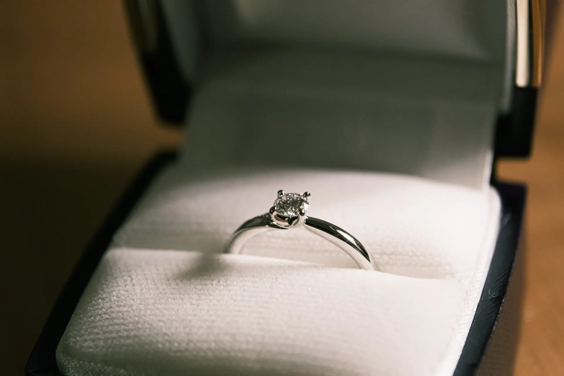 婚約指輪はいつ買う？相場や後悔しない選び方 ・渡し方まで徹底解説！