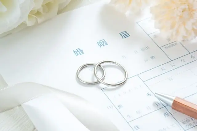 婚姻届の「記念撮影」は最高にエモい！婚姻届フォトのコツと真似したいアイデア集