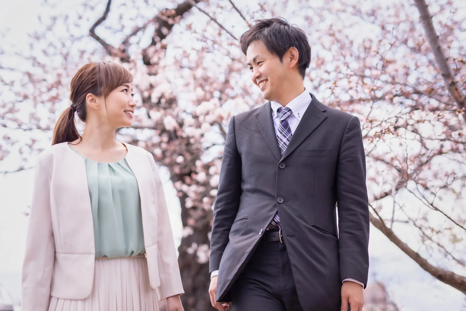 婚約の挨拶を成功させるマナーと準備｜服装・言葉・手土産