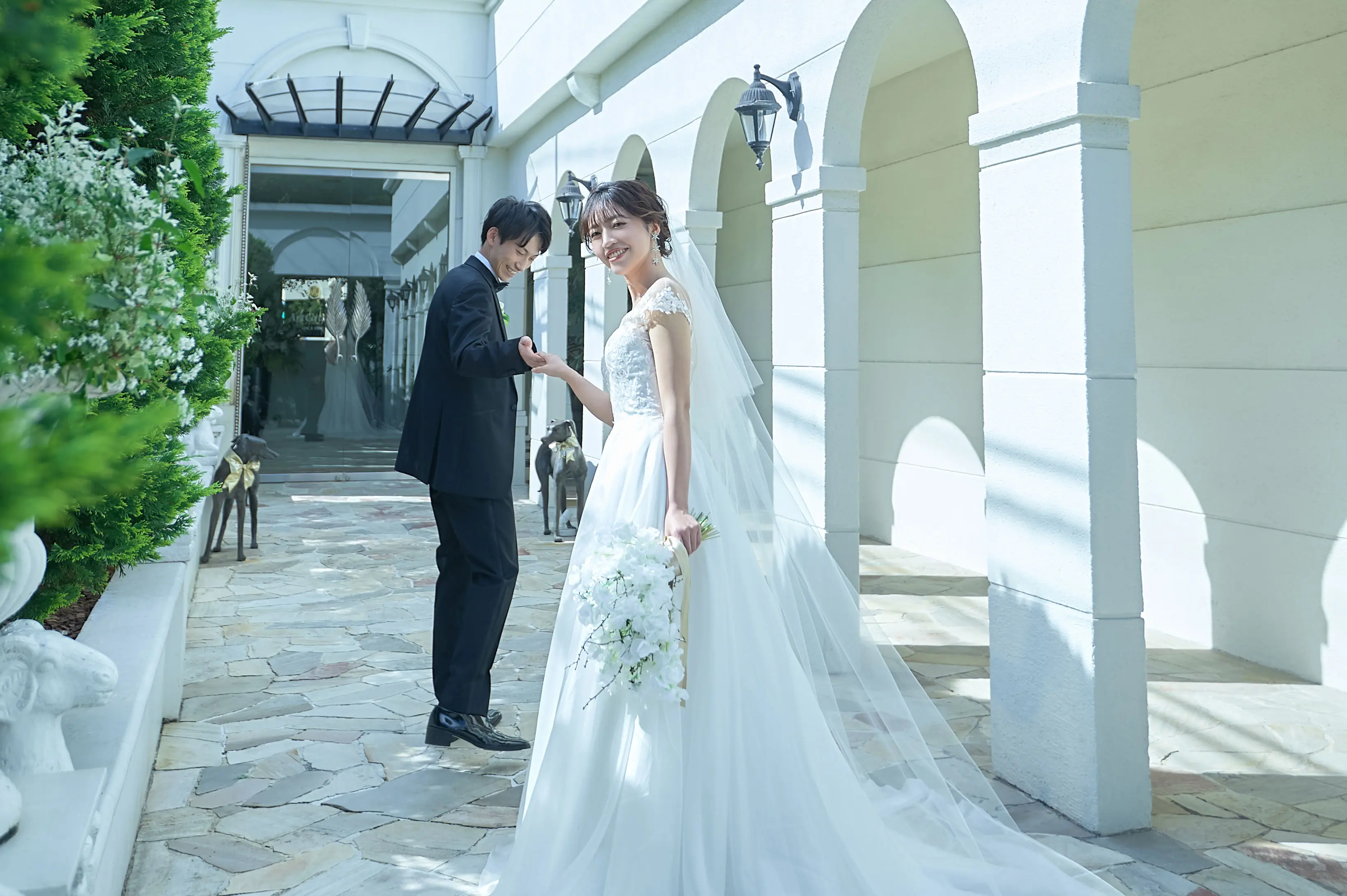 婚約指輪をつける指は左手だけ？意味とつけるシーン別の選び方