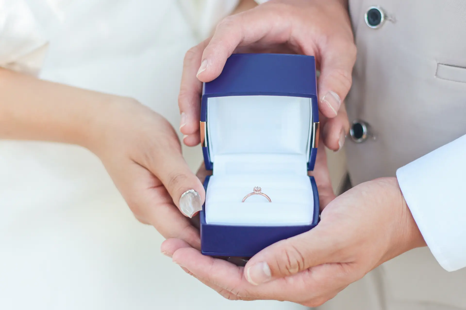 婚約指輪の種類はどれが正解？人気&王道のデザインと選び方