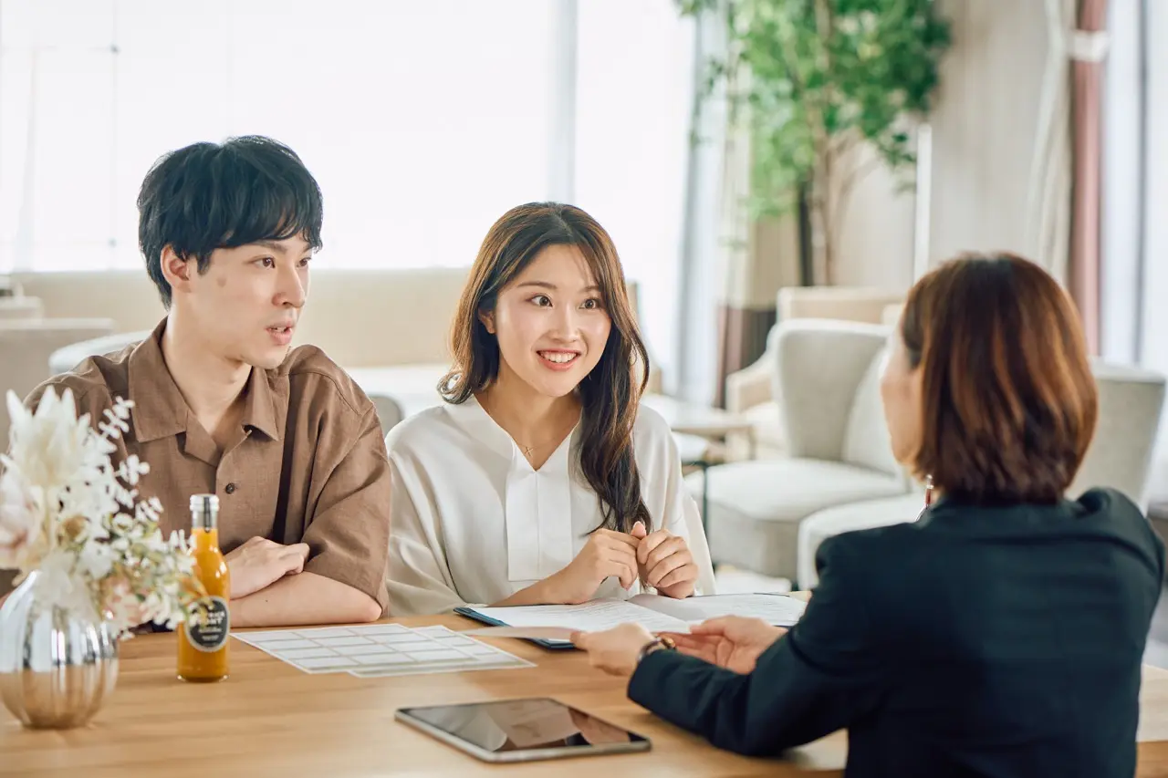 婚約指輪の賢い買い方は？来店前に決めることと購入の流れ