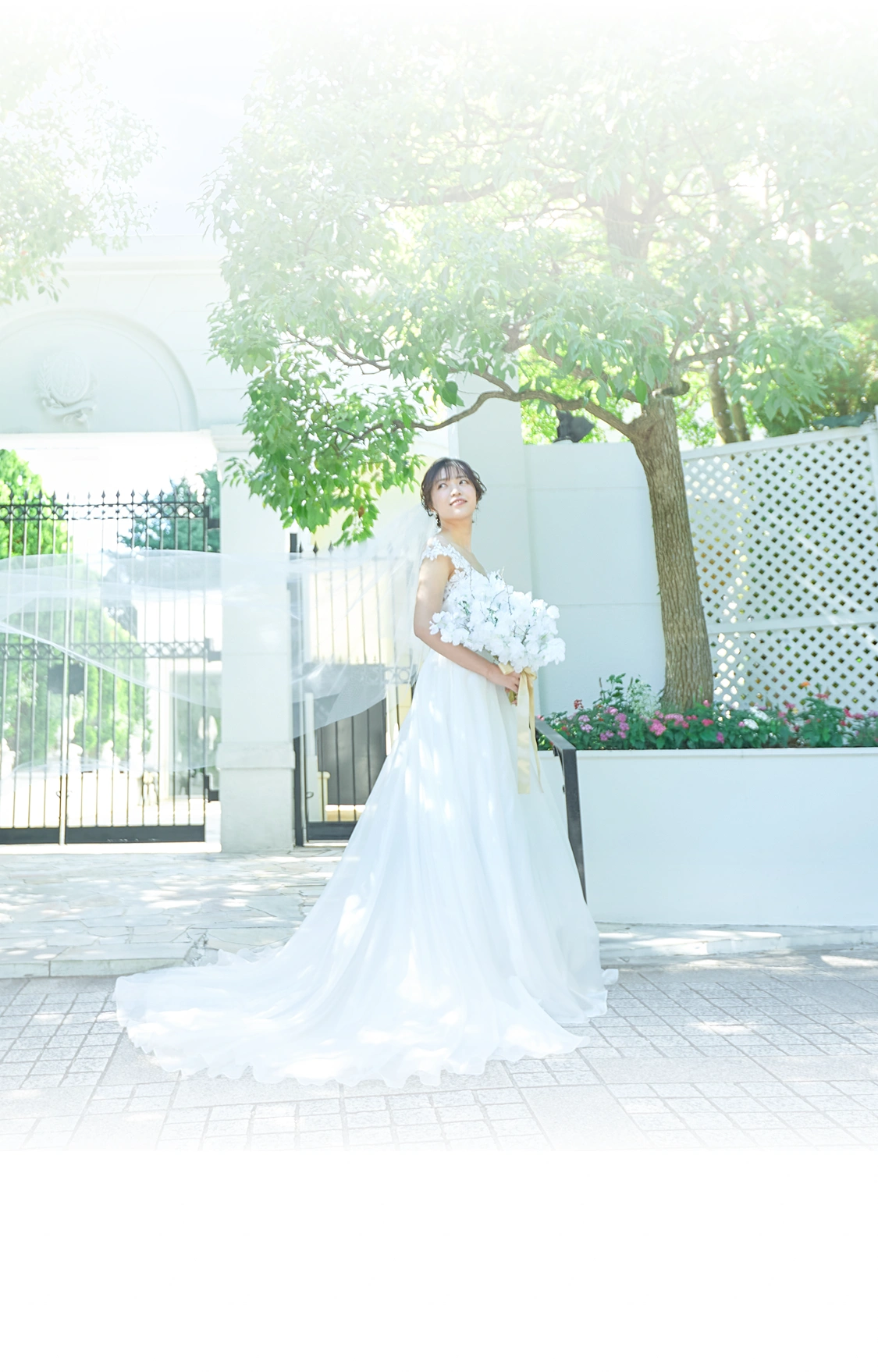 家族や親族に祝福される新郎新婦