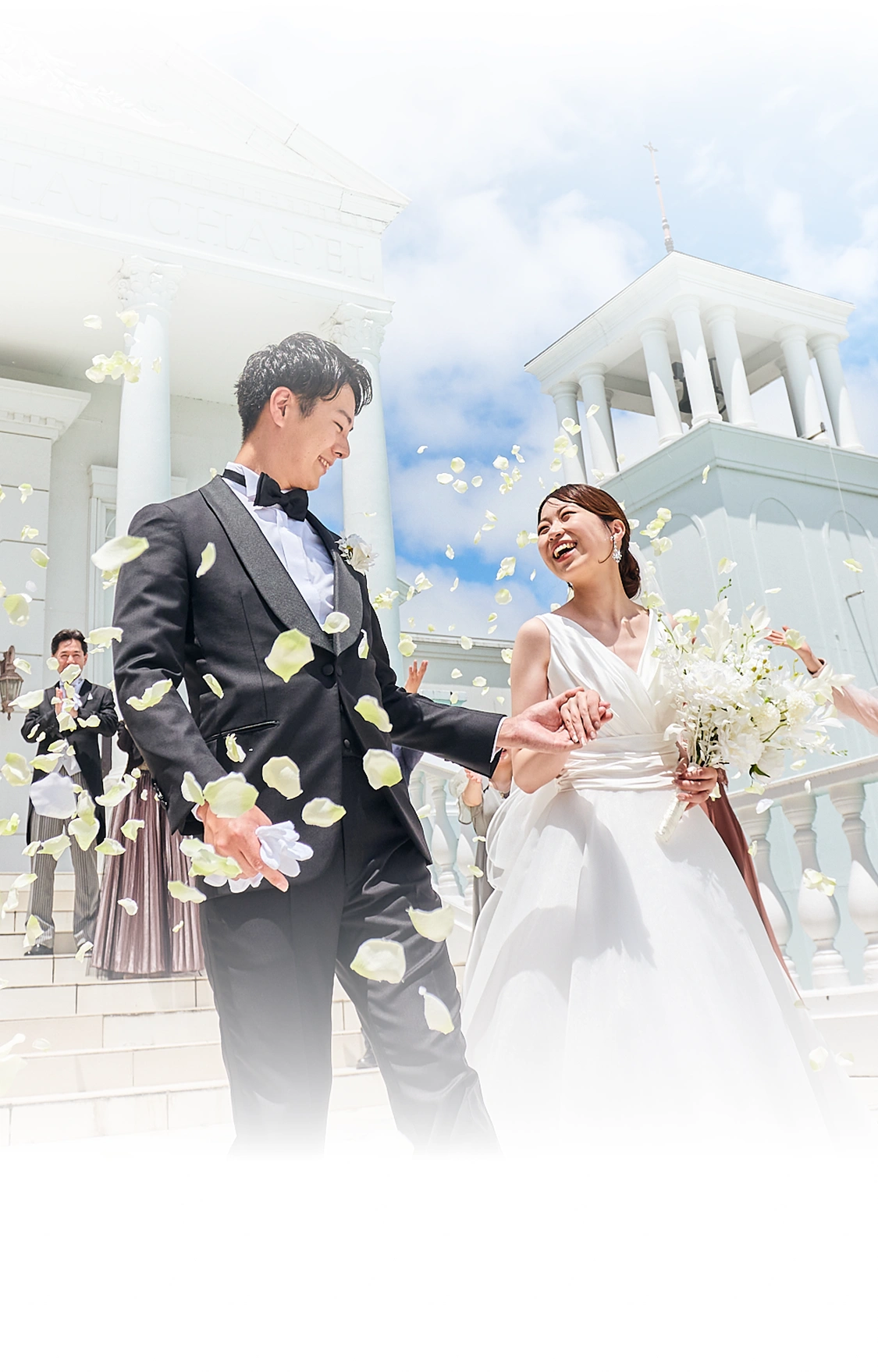 家族や親族に祝福される新郎新婦