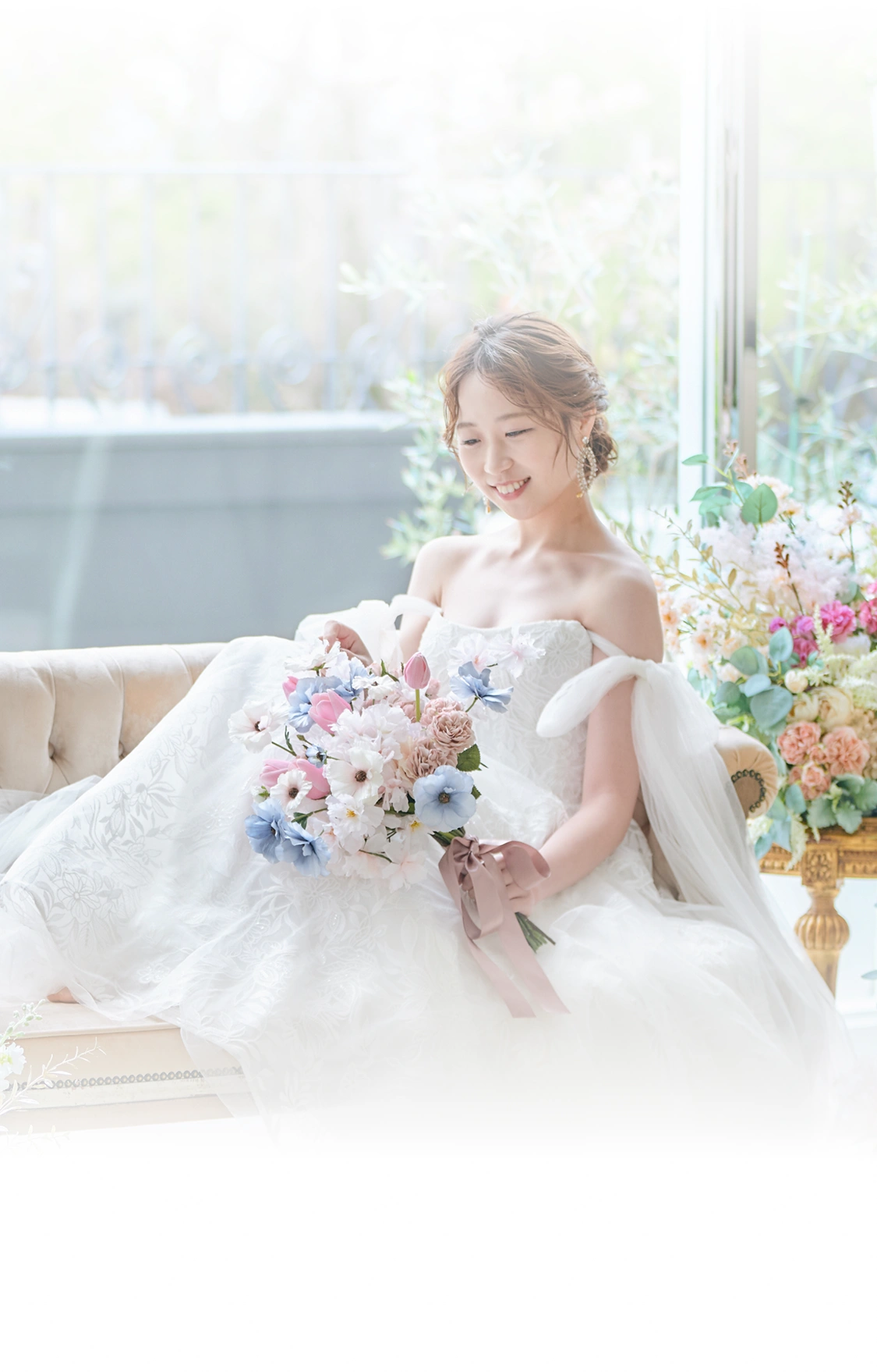 家族や親族に祝福される新郎新婦