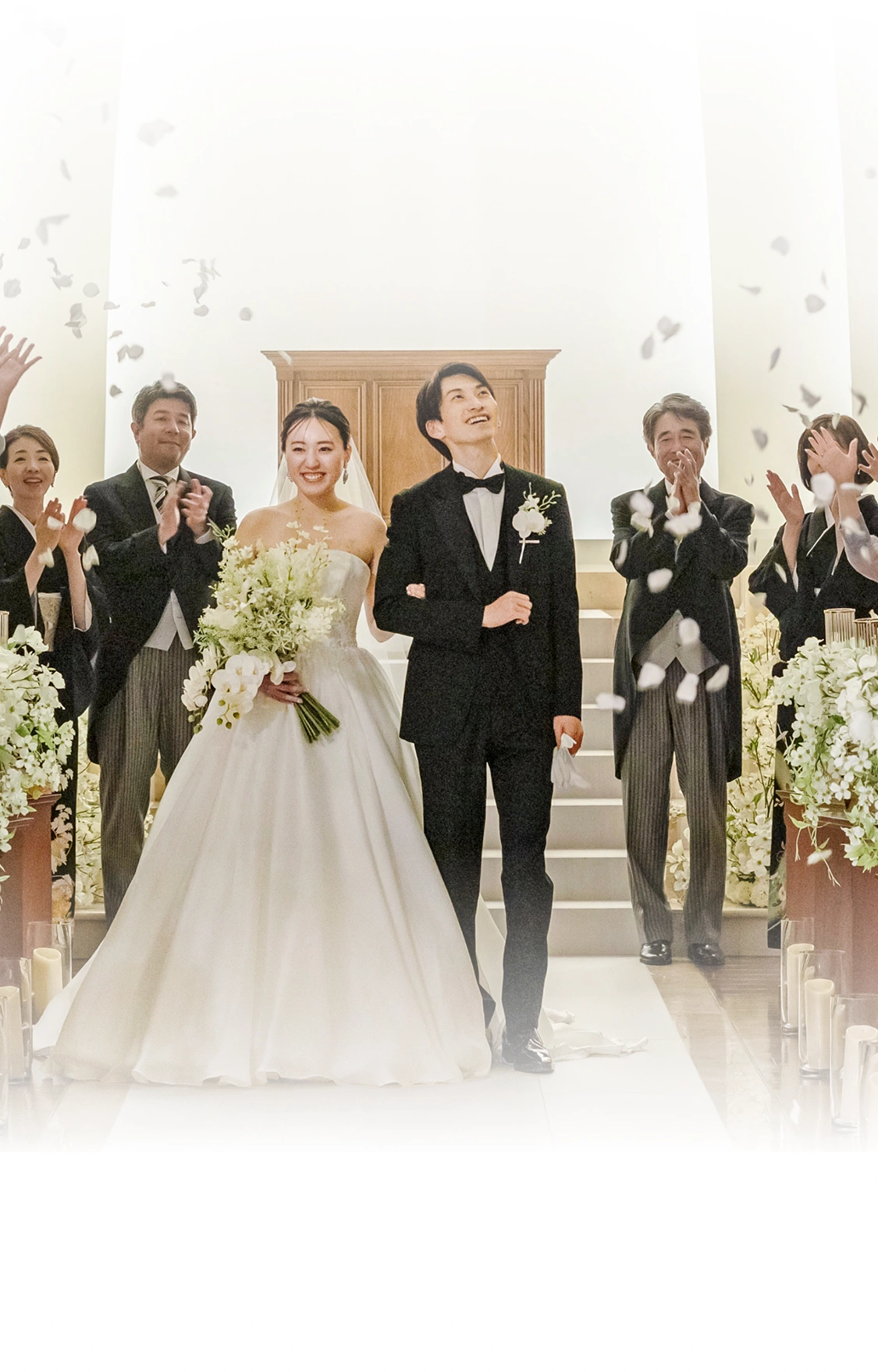 家族や親族に祝福される新郎新婦