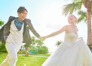 手を繋いではしゃぐ新郎新婦