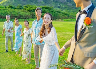 海外で現地の人々と交流を深める新郎新婦