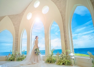 海を望むチャペル内でたたずむ新婦