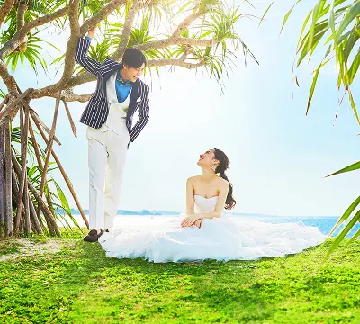 リゾート地ではしゃぐ新郎新婦