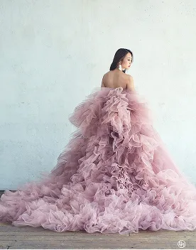 ウェディングドレスを着た女性