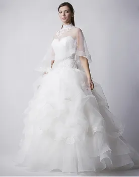ウェディングドレスを着た女性