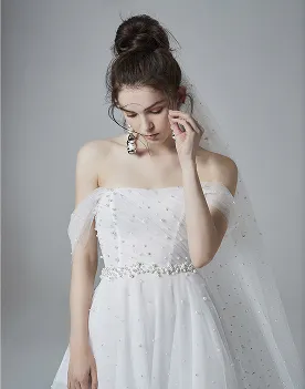 ウェディングドレスを着た女性