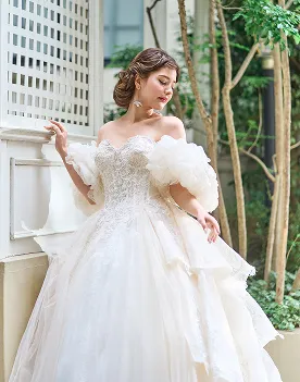 ウェディングドレスを着た女性