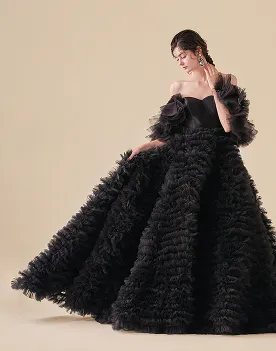 ウェディングドレスを着た女性