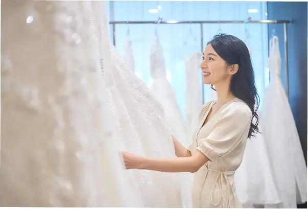 結婚式で着るウェディングドレスを選ぶ女性