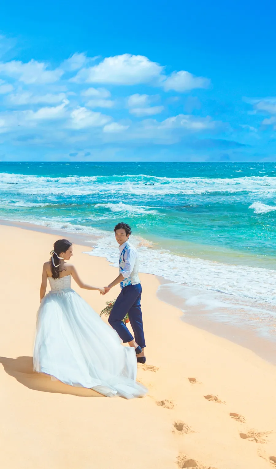 海辺で仲睦まじい新郎新婦