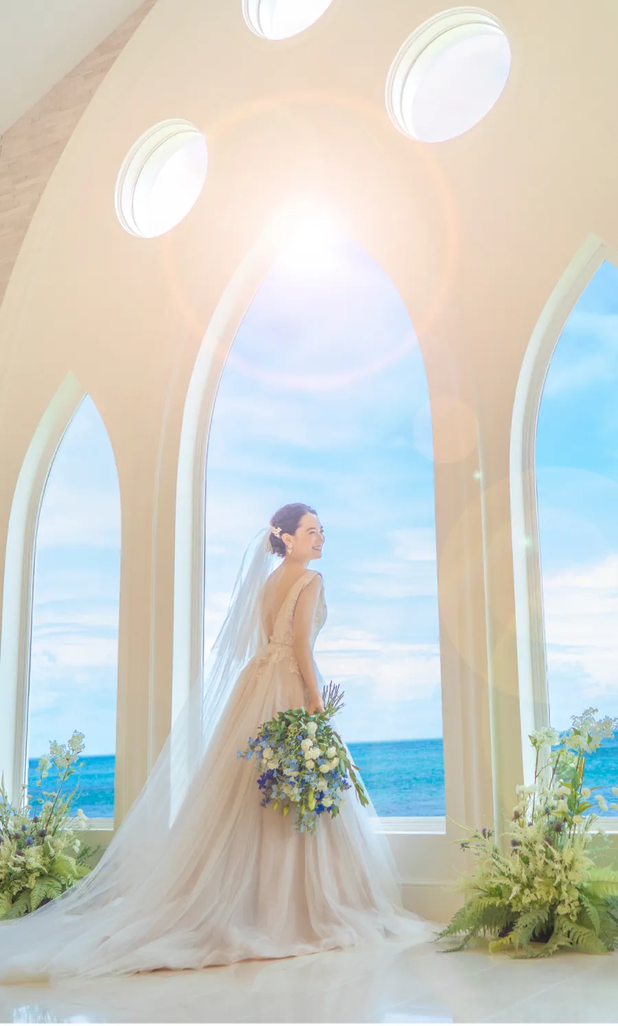 リゾート地ではしゃぐ新郎新婦