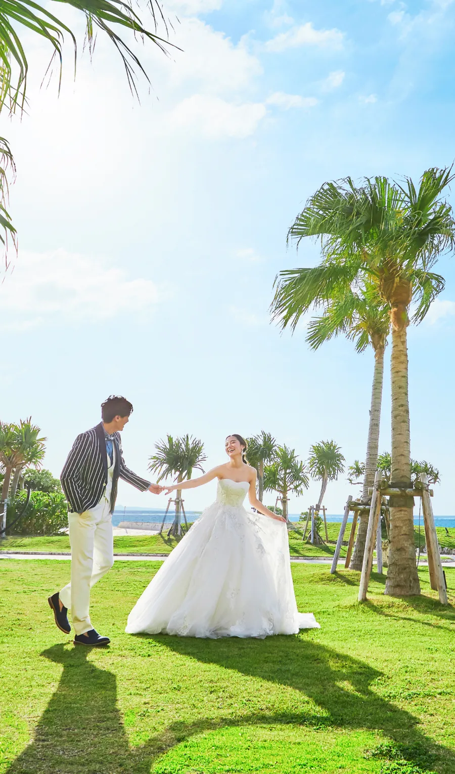 チャペルを前に抱き合う新郎新婦