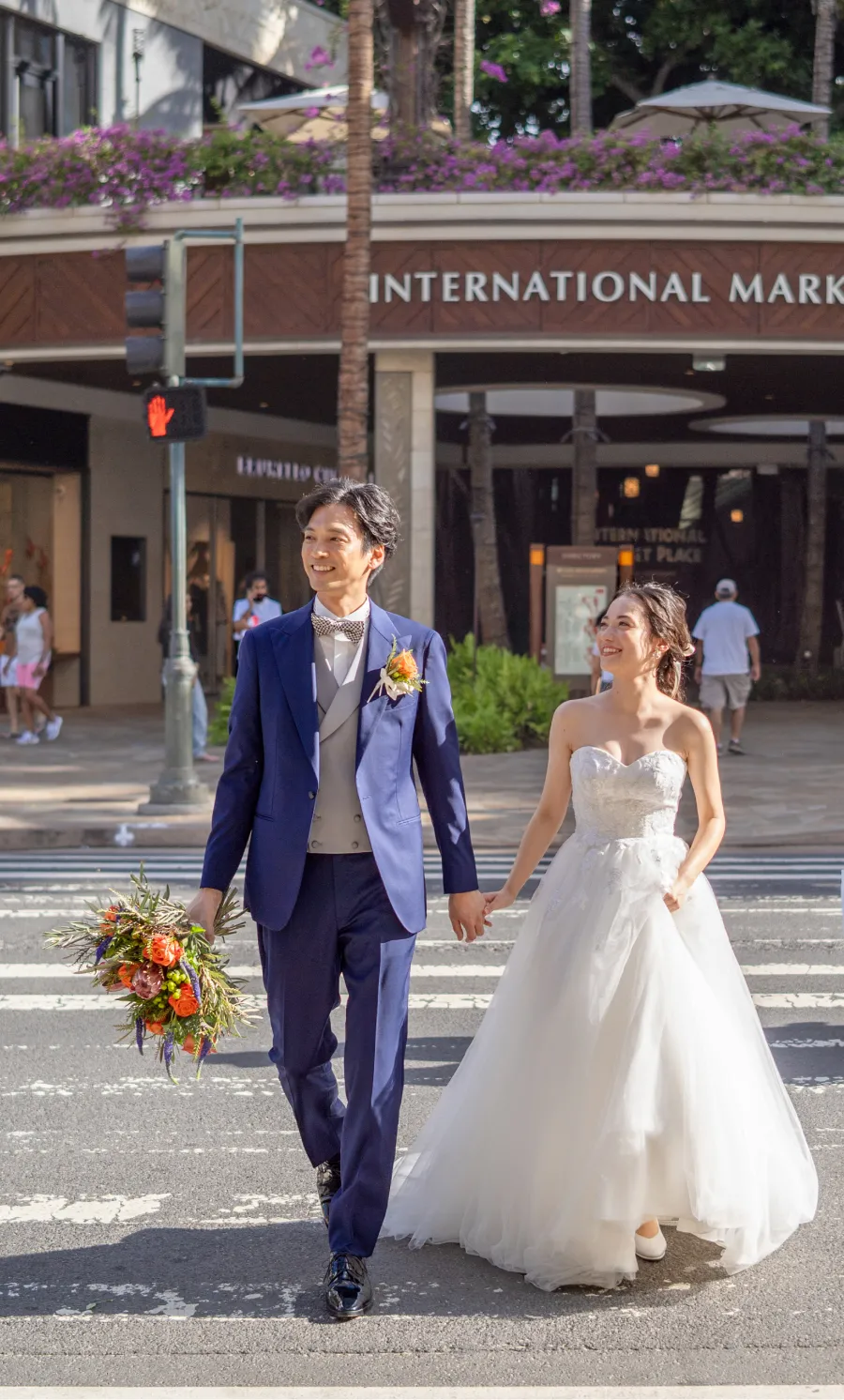 海外の街でたたずむ新郎新婦