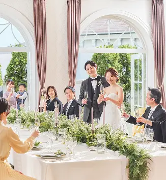 帰国後のお披露目パーティーに出席する新郎新婦