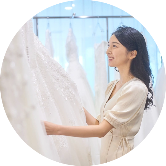 ドレスを見学する様子