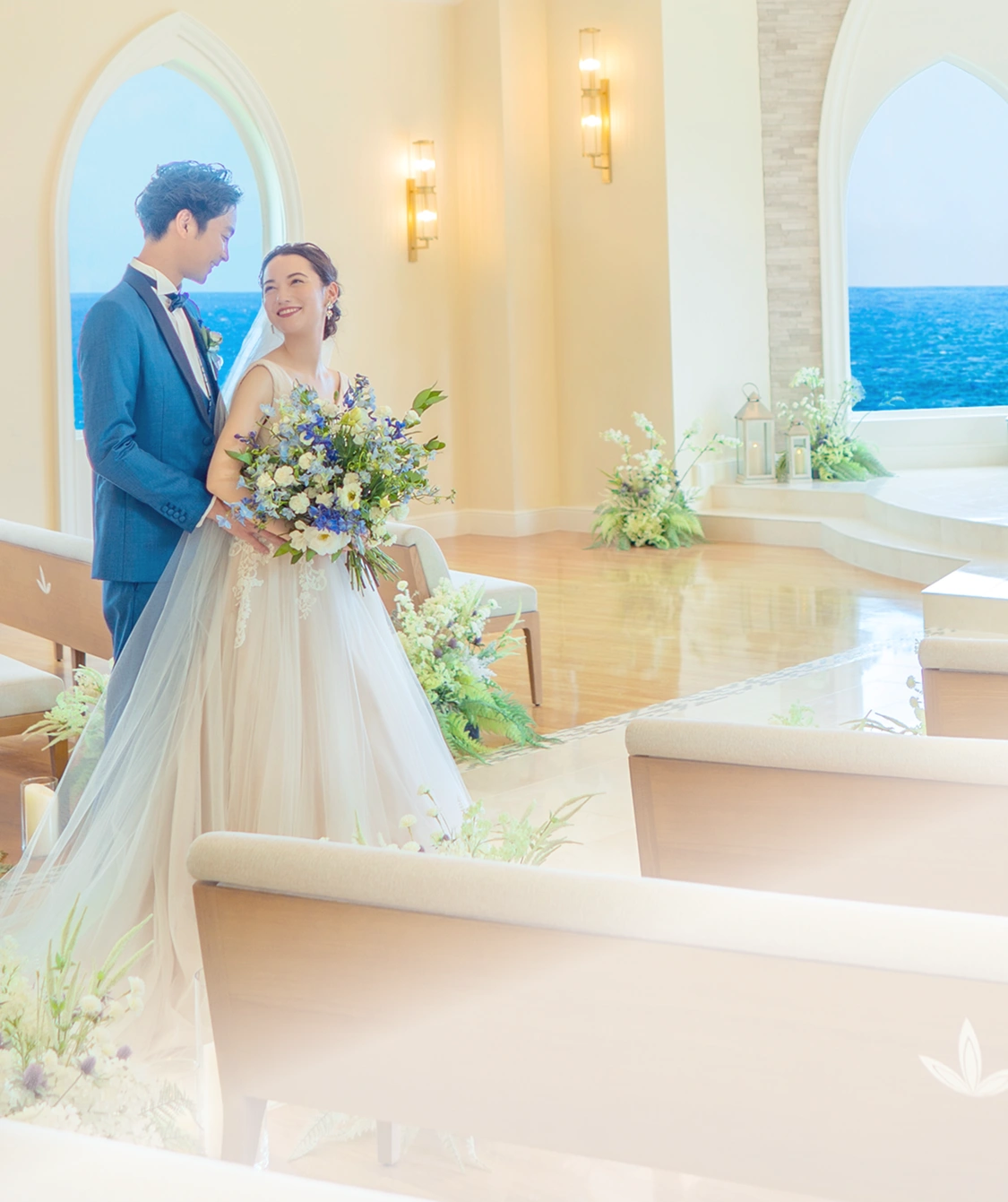 ビーチで手をつなぐ新郎新婦