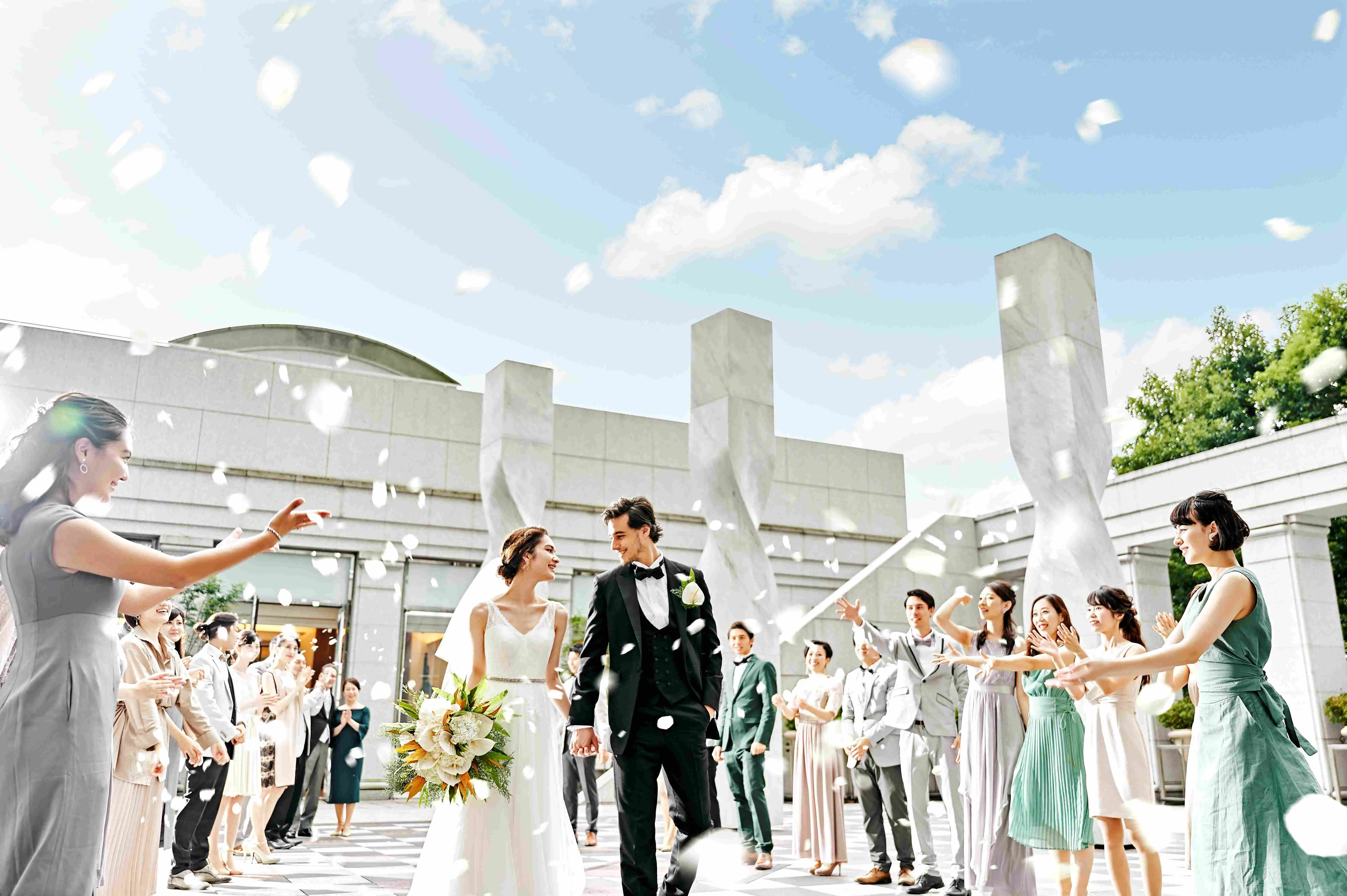 挙式後はテラスでのセレモニーを