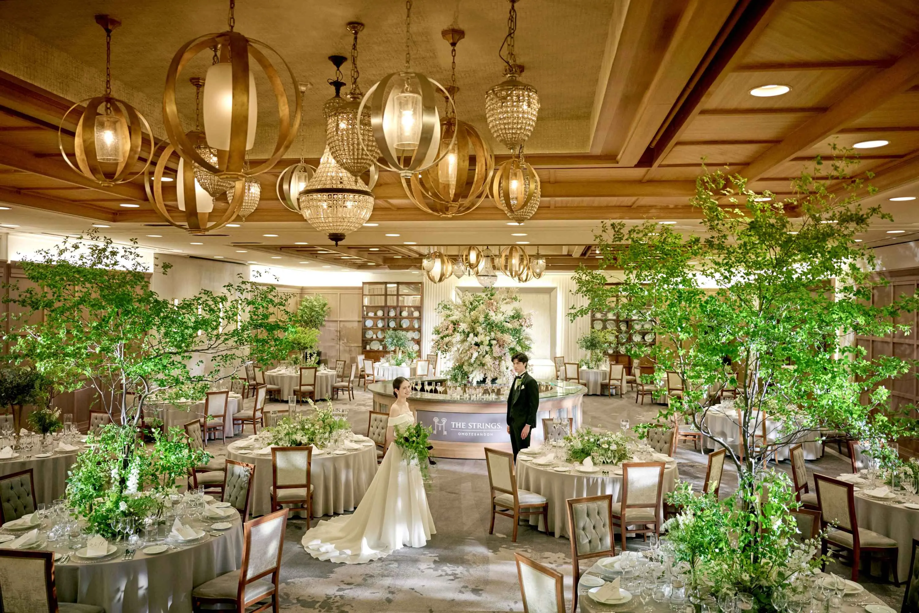 大人数も安心の最大250名収容！バーカウンター付、モダン×ラグジュアリーなバンケット