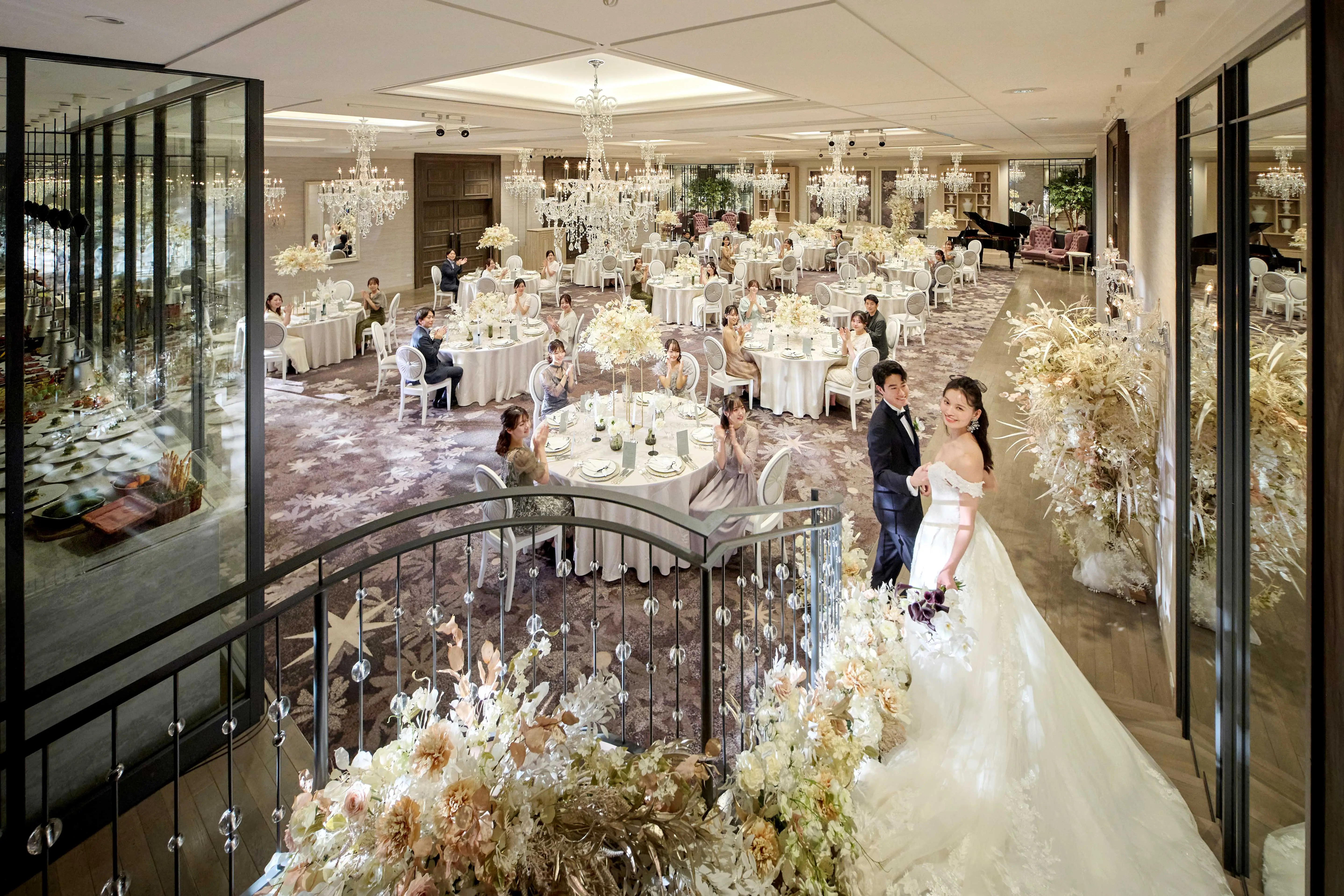 オープンキッチンでゲスト様へのおもてなしを。華やかでドラマチックな会場