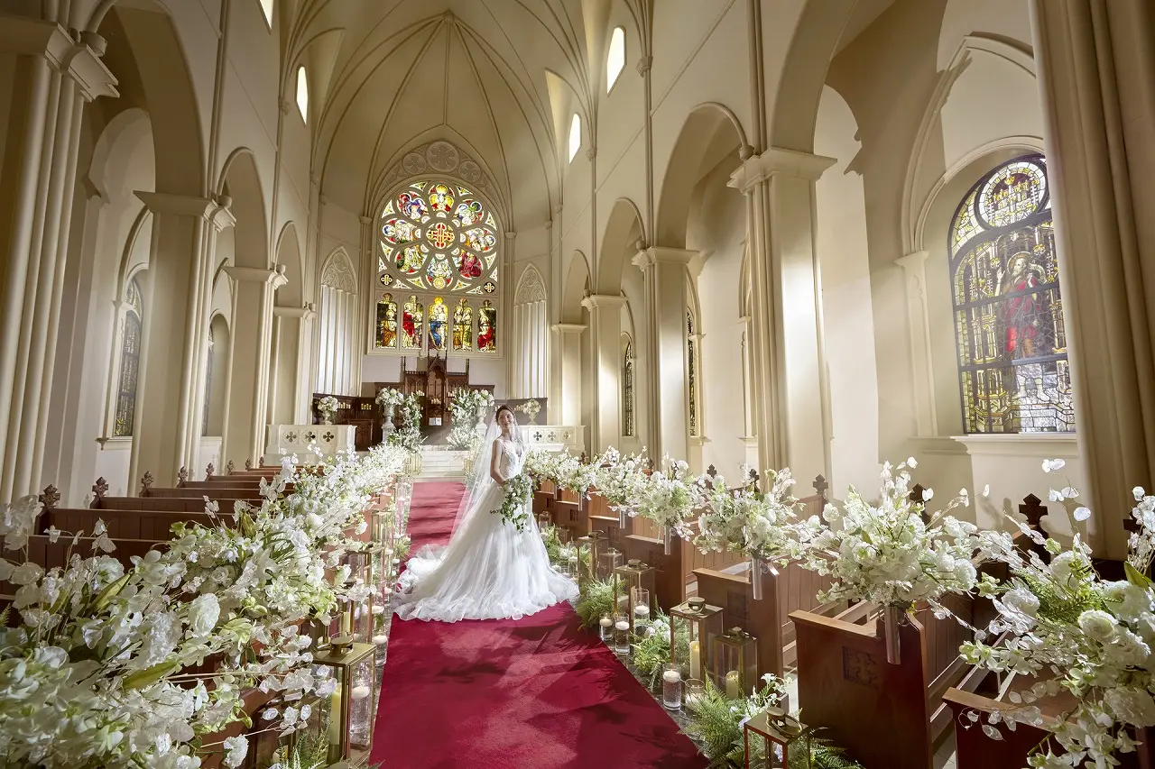 花嫁姿が映える幻想的な大聖堂