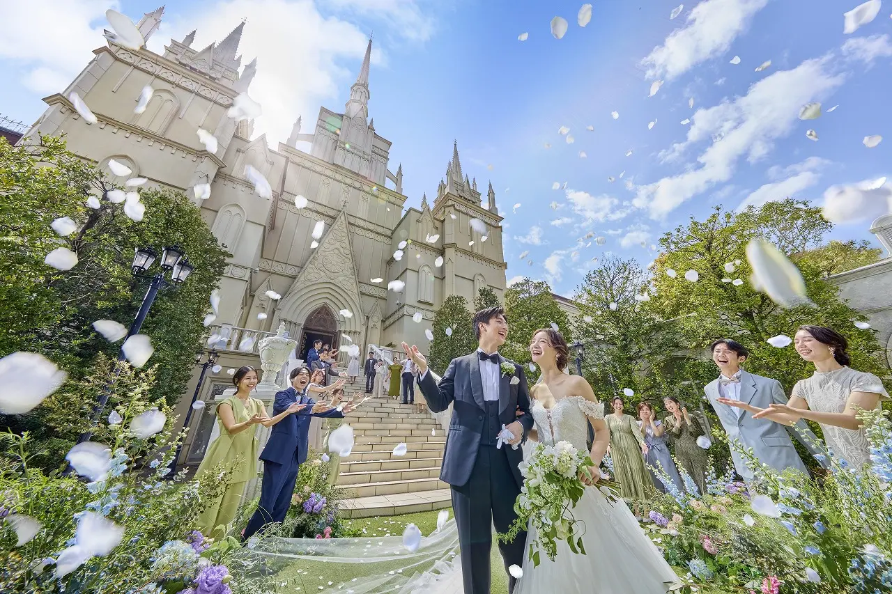 青空の下、大切な人たちに囲まれて、ふたりのストーリーが始まる