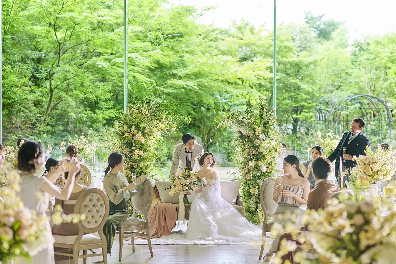 ゲストと笑いあう、ソファで過ごす特別な時間