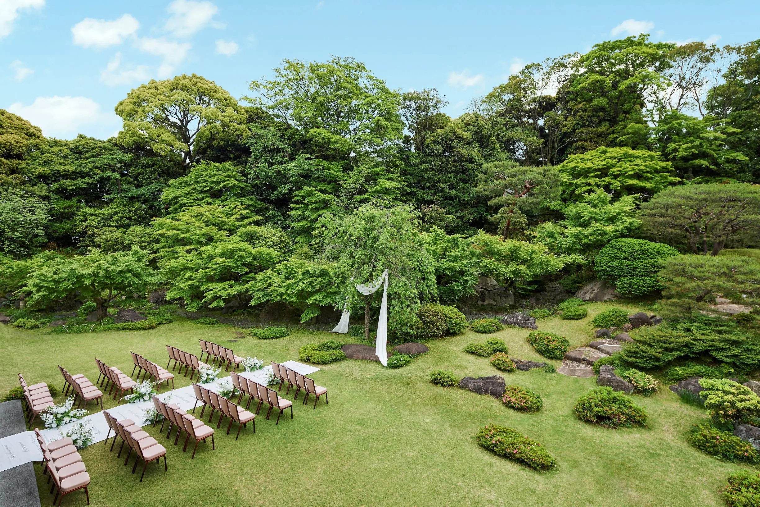 120名まで着席可能。 広大な庭園でたくさんの祝福に包まれるガーデン挙式