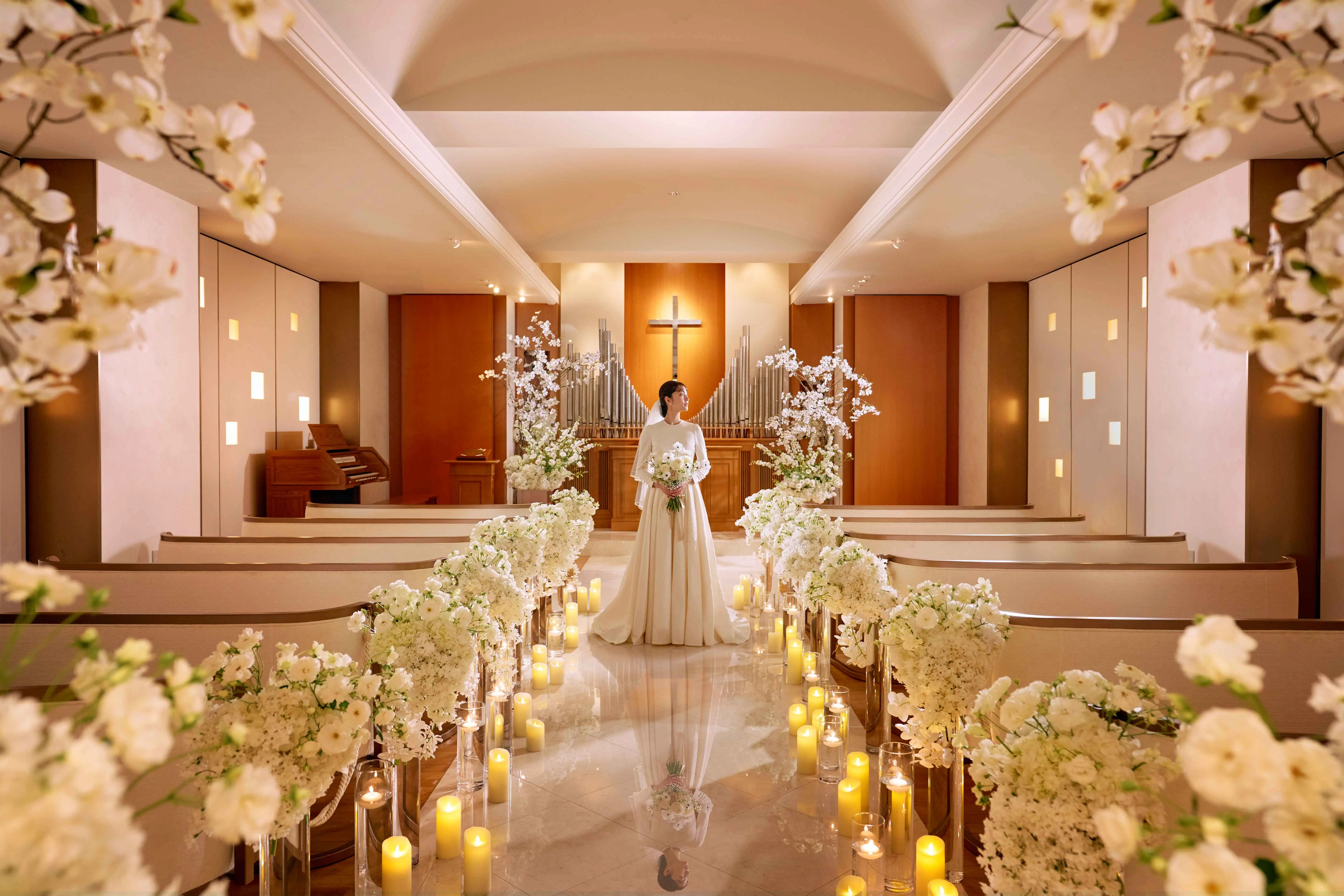 《チャペルウェディング》
誓いを立てるおふたりの姿が美しく映り込む大理石のバージンロード