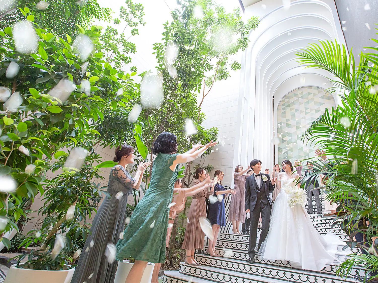 陽光が差し込む自然溢れる大階段