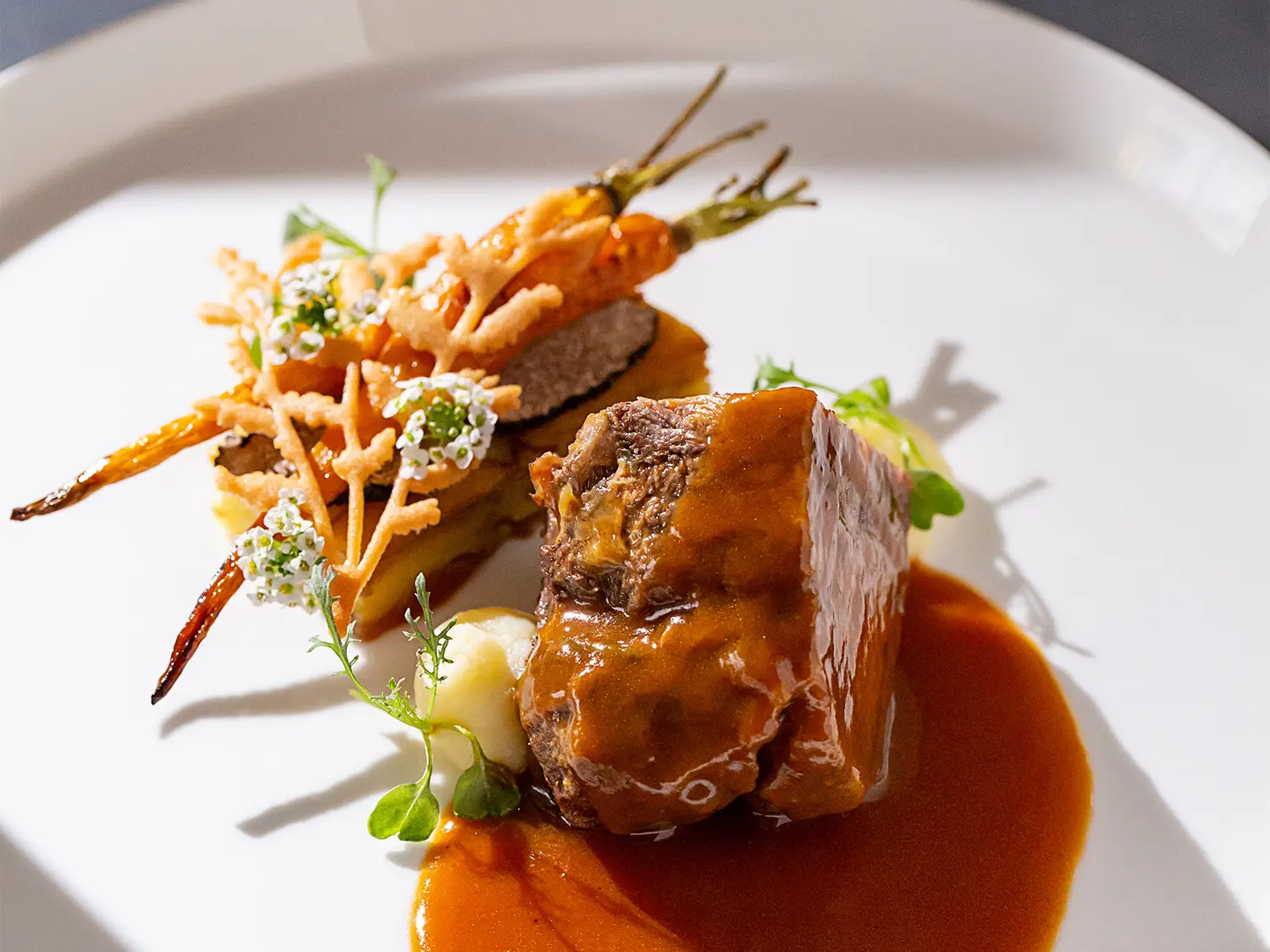 トリフォーリアNAGOYAのスペシャリテ「牛頬肉のビール煮込み」