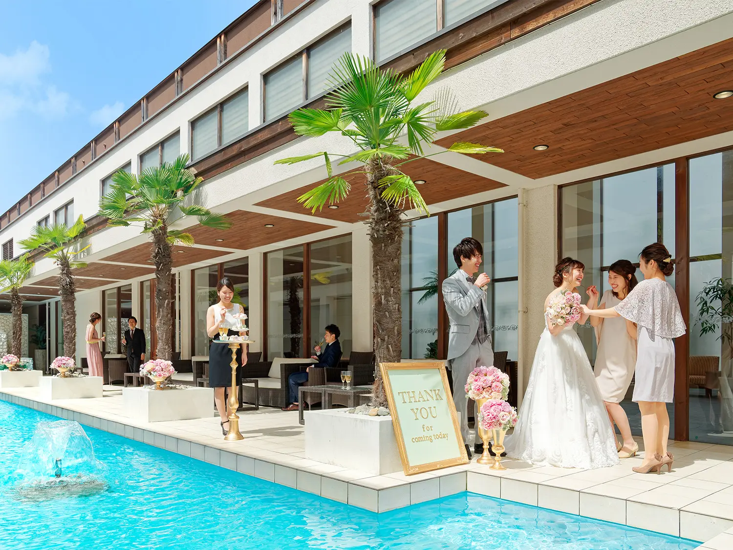 水の音が響き渡るリゾート感満載のエントランス