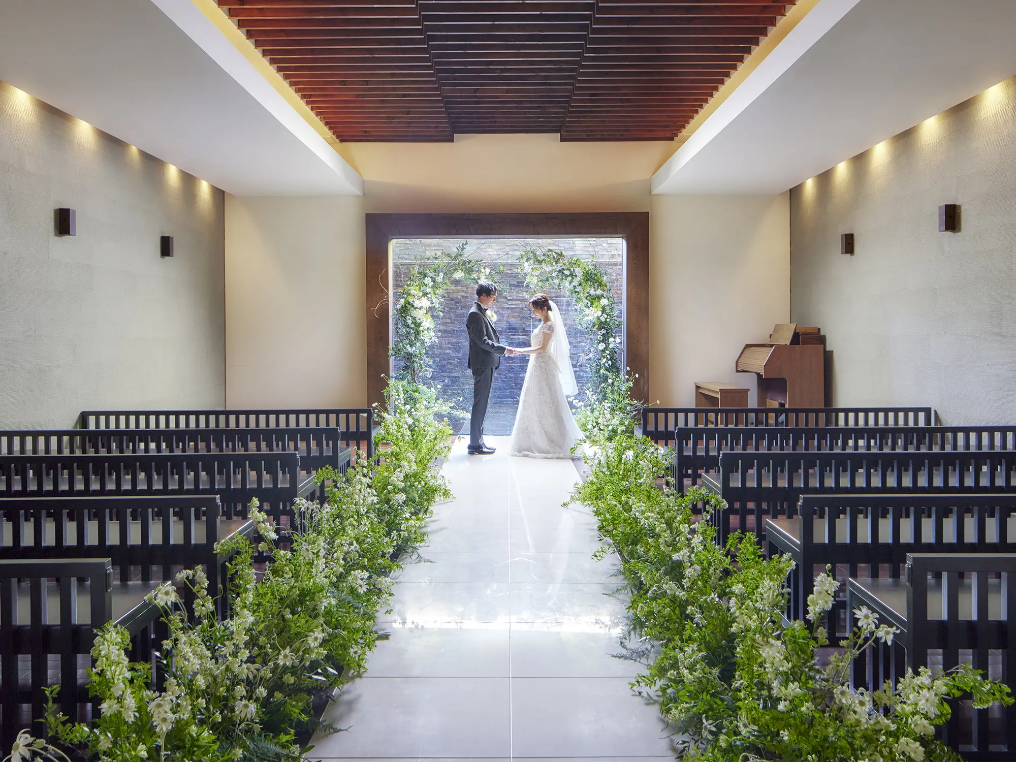 木の温もり溢れるチャペル