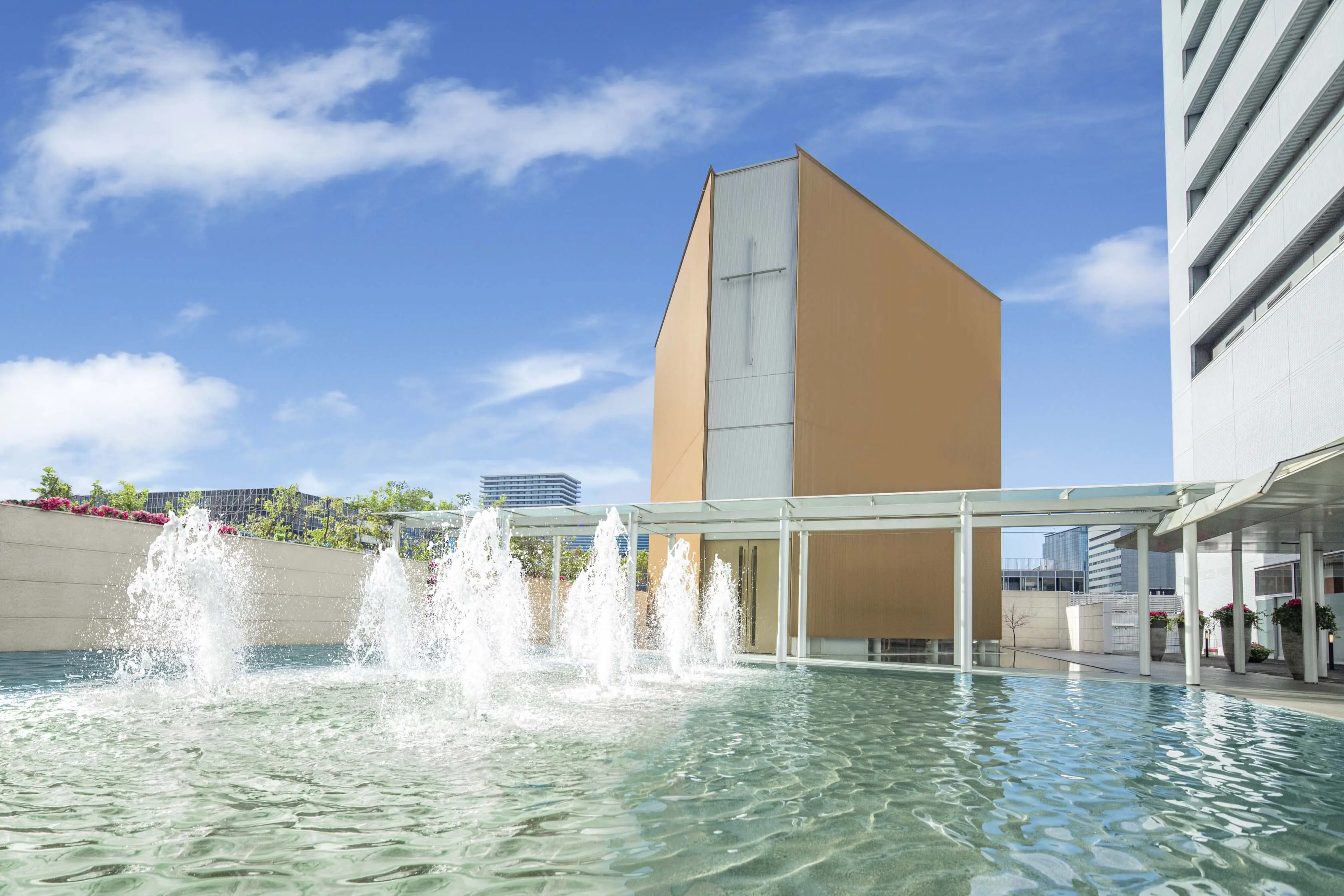 屋上ガーデンに佇む独立型チャペルはシンプルでスタイリッシュな空間