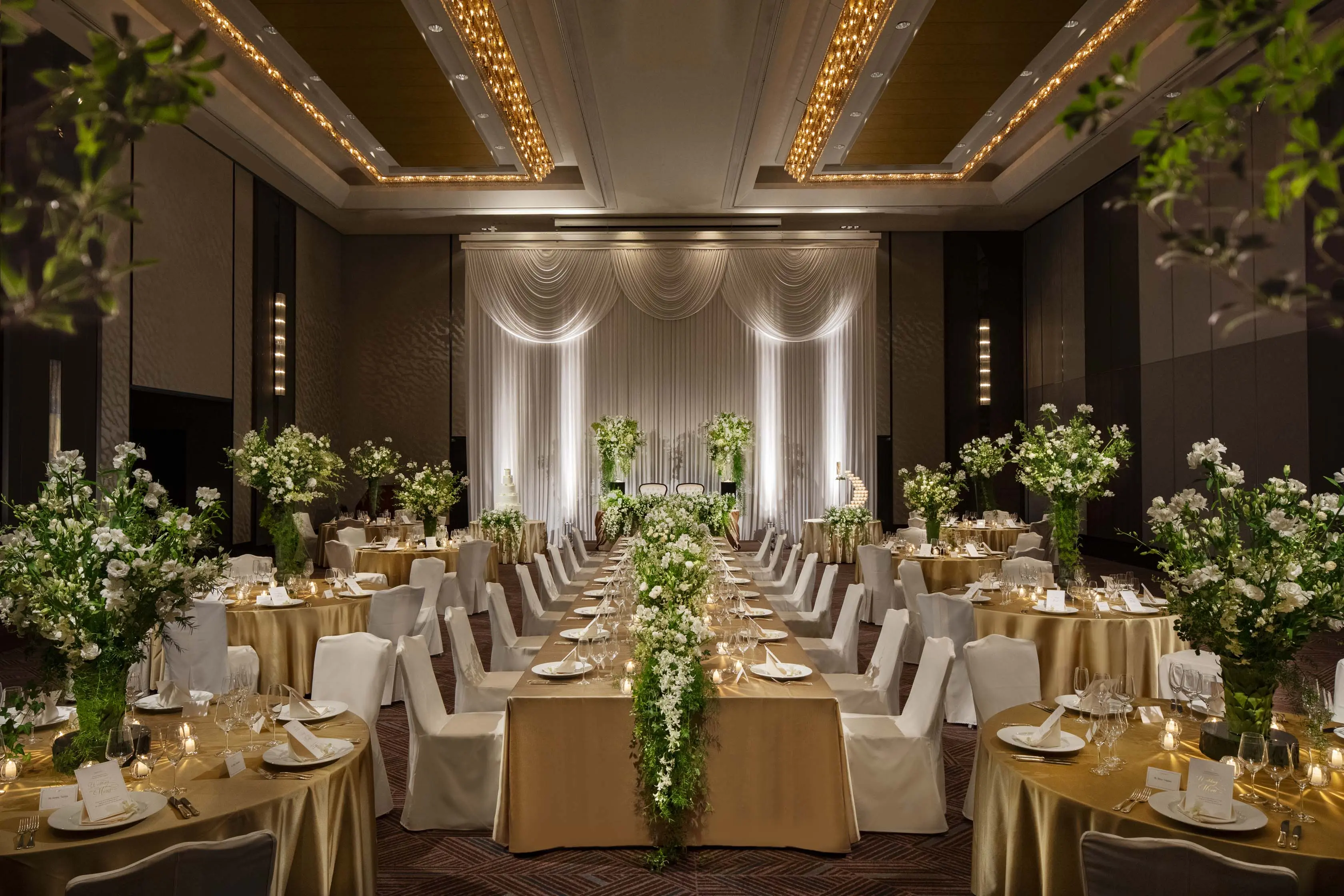 大宴会場はホテルを代表する豪華で格調高い内装