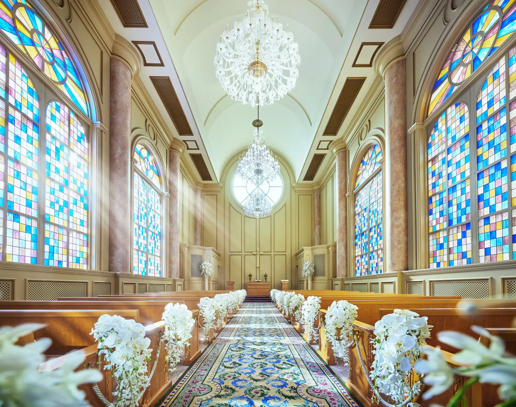 自然光が降り注ぐあたたかな大聖堂チャペル