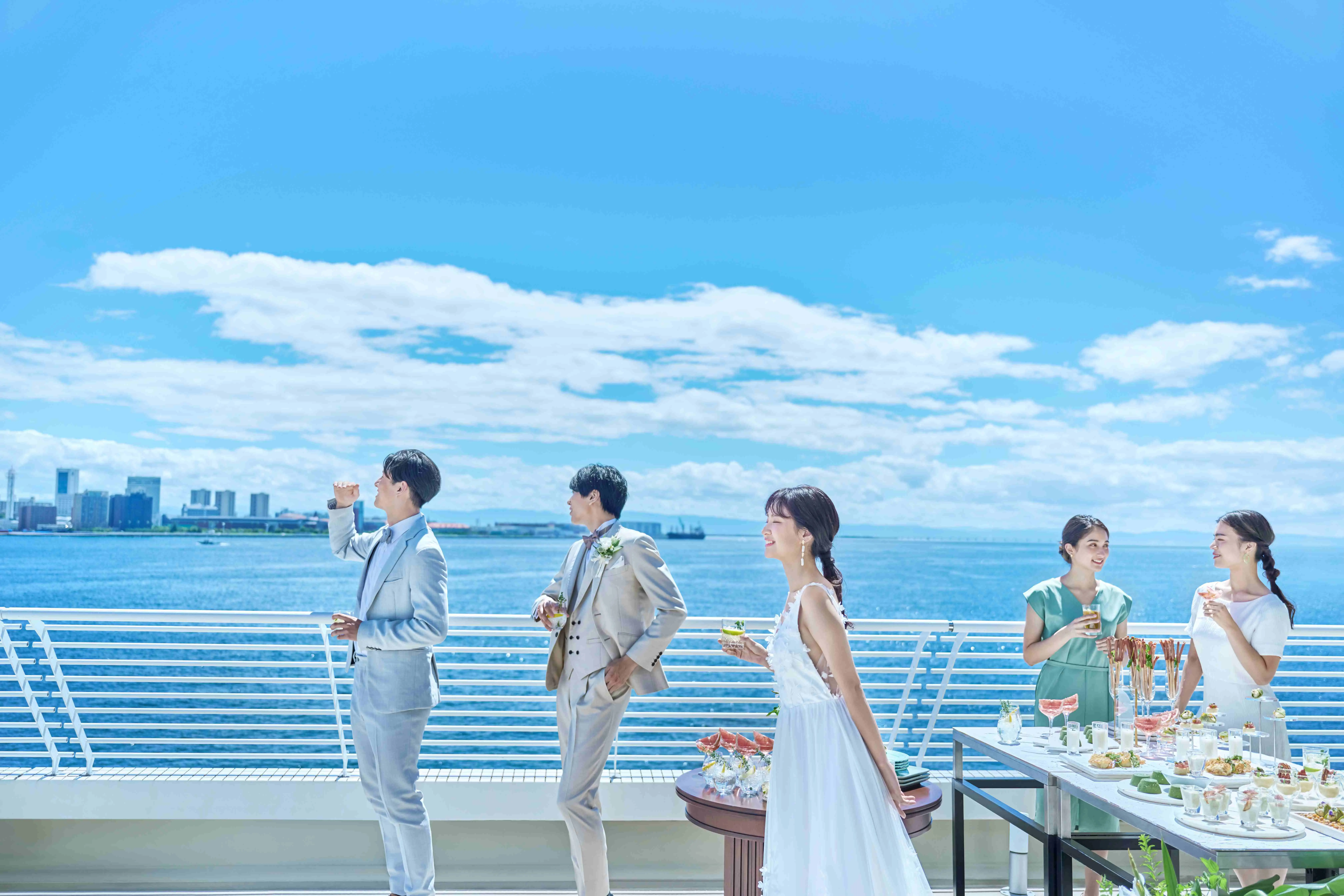 パノラマに広がるオーシャンビューと街が祝福する特別な日