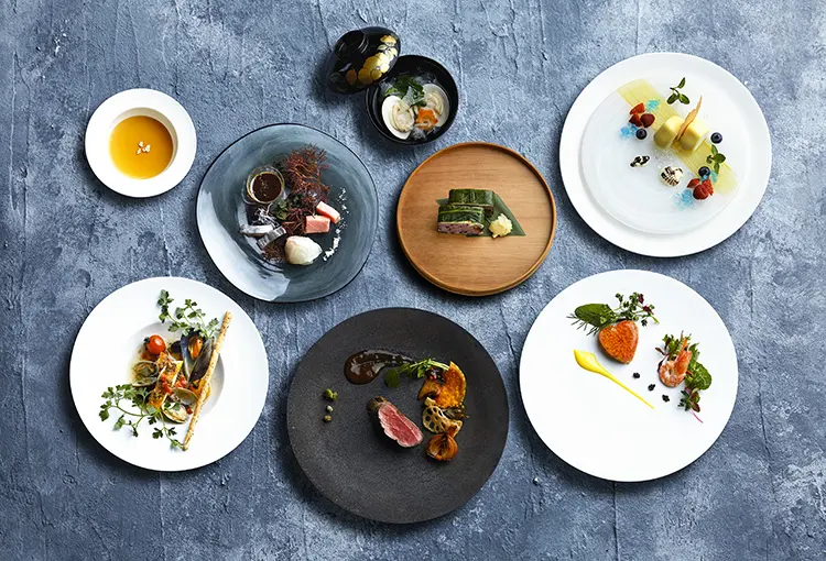 ホテル厳選のこだわり素材と華やかな盛り付けにお二人の幸せをプラスし、ゲストに口福をもたらします