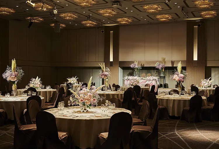 広島最大級の規模を誇るメインバンケット「悠久」。天井高6メートルにもおよぶスケール感