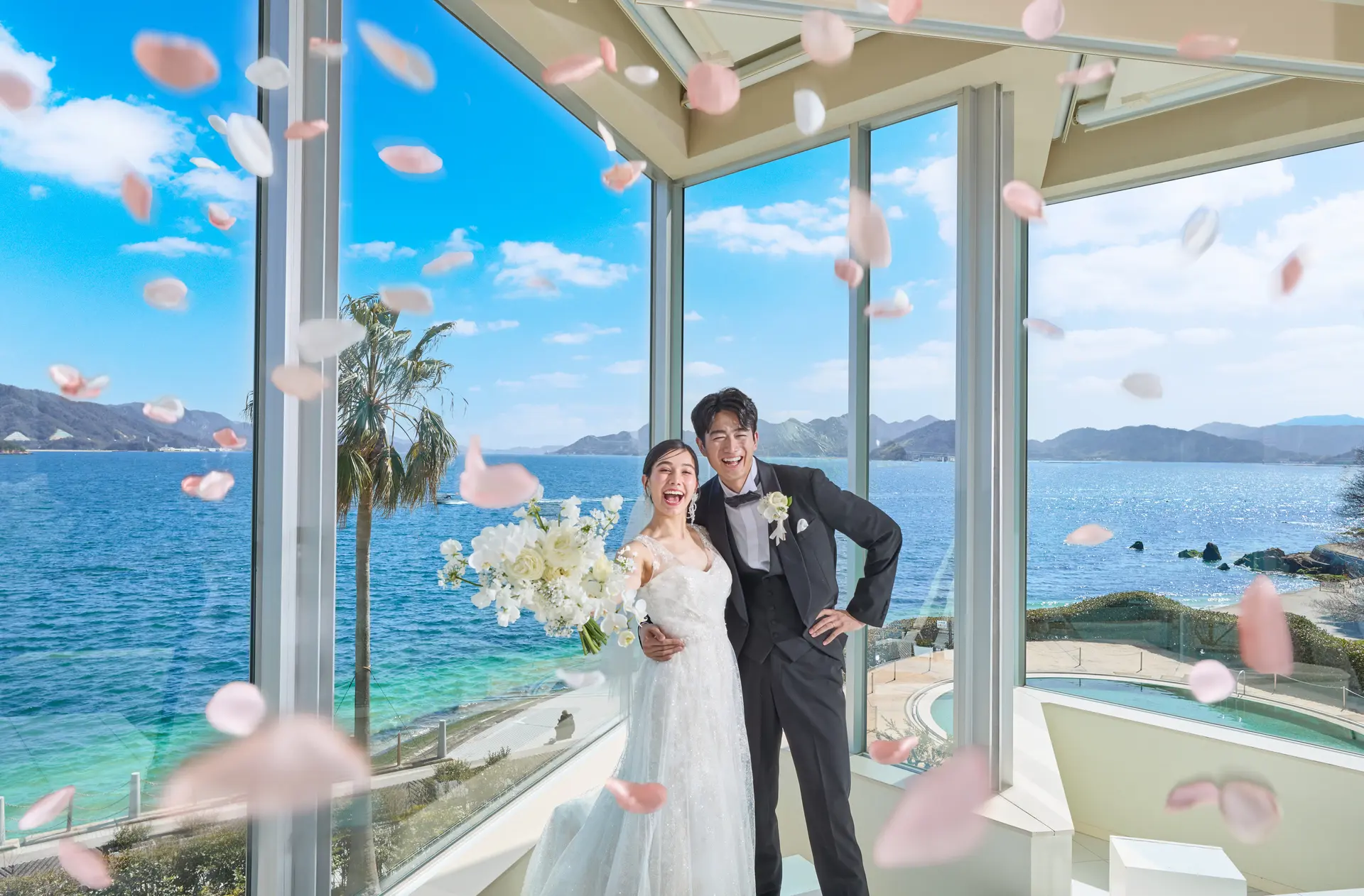 海と空のブルーの絶景は、新郎新婦はもちろんゲストの記憶にもずっと残る。