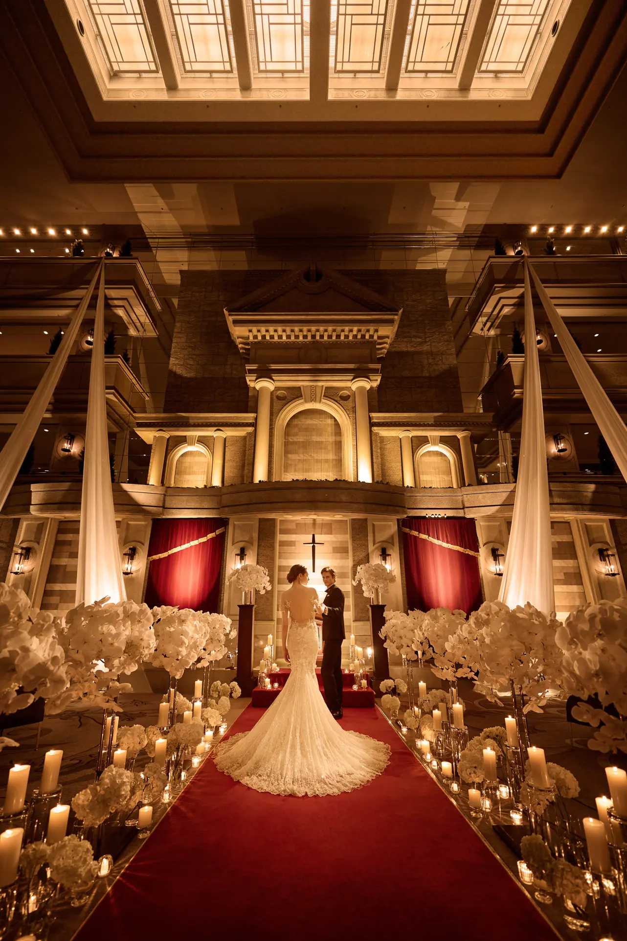 中世ヨーロッパを思わせる4フロア吹き抜けの壮大なアトリウムラウンジで執り行う伝統の音楽挙式