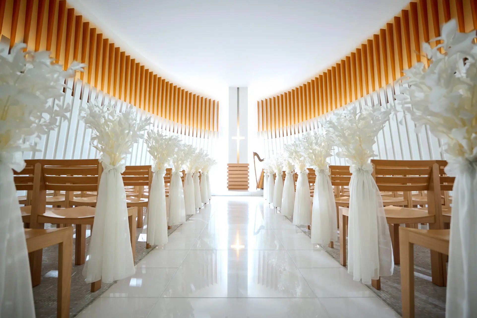 風を感じる緑豊かなガーデンの小径と生演奏のハープが印象的なチャペルフェアリア